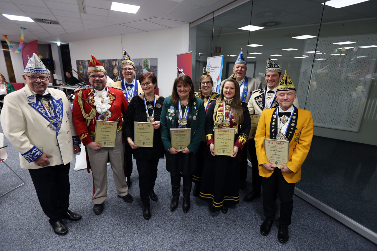 MKV-Ehrenabend v.li.: Gert Kartheuser, Sebastian Dietschi, Stefan Neus, Prinzessin Niersia Bianca, Axel Ladleif, Michael Thoms, Sonja Brummel, Anne Peters